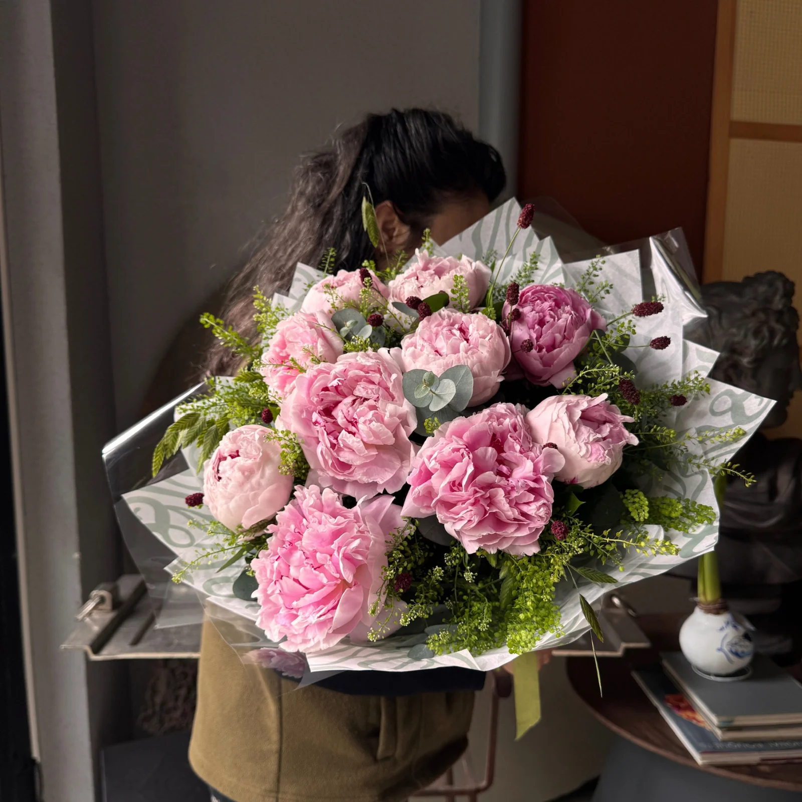Şakayık (Peony) Rehberi: Anlamı, Bakımı ve İstanbul'da Lüks Buket Fiyatları